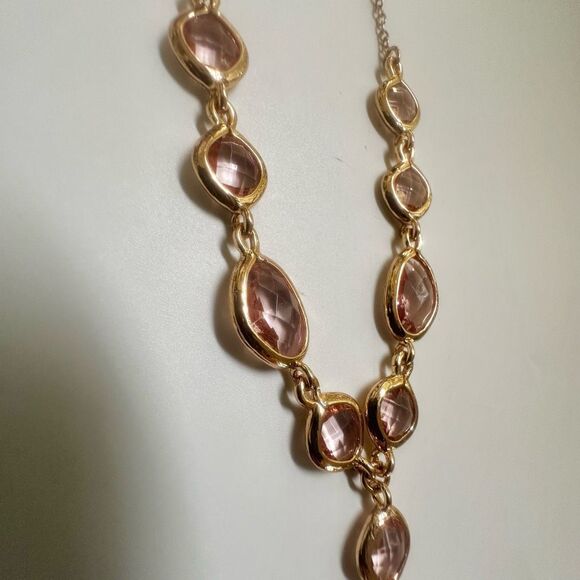 Avon Y shaped pink and gold tone necklace - Picture 11 of 11